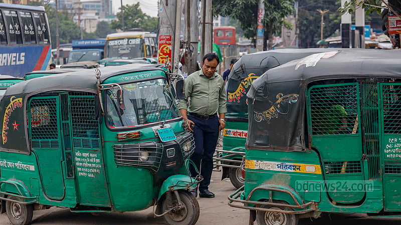 ঢাকার মহাখালীতে ফিলিং স্টেশনে ঢুকতে গাড়ির লাইন ফুটপাত রেখেছে আটকে, তাই কষ্ট করে যাতায়াত করতে হচ্ছে পথচারীদের।&amp;nbsp;ছবি: মাহমুদ জামান অভি