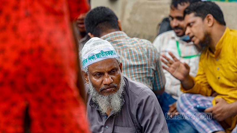 মাধ্যমিক শিক্ষা প্রতিষ্ঠান জাতীয়করণের দাবিতে বৃহস্পতিবার সড়কে অবস্থান নিয়ে কর্মসূচি পালন করছেন শিক্ষকরা।&amp;nbsp;ছবি: মাহমুদ জামান অভি