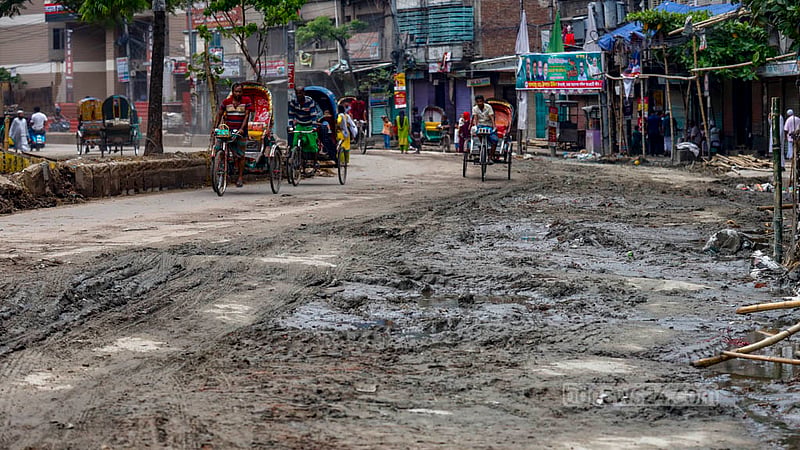 একে রাস্তার ওপর বসেছিল কোরবানির পশুর হাট, তার সঙ্গে কয়েকদিনের বৃষ্টিতে পুরান ঢাকার ধোলাইখাল এলাকার অবস্থা হয়ে পড়েছে শোচনীয়।&amp;nbsp;ছবি: মাহমুদ জামান অভি