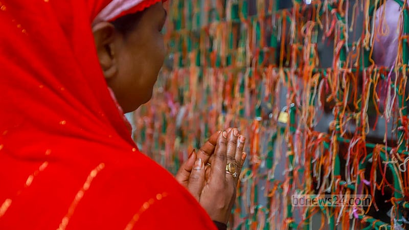 কারবালার ঘটনা স্মরণে আশুরার দিন শনিবার পুরান ঢাকার হোসাইনী দালানে তাজিয়া মিছিলের আগে শিয়া মুসলমানরা।&amp;nbsp;ছবি: তাওহীদুজ্জামান তপু