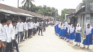 কুষ্টিয়ায় স্কুলে শিক্ষককে মারধর, সভাপতি গ্রেপ্তার, শিক্ষার্থীদের মানববন্ধন