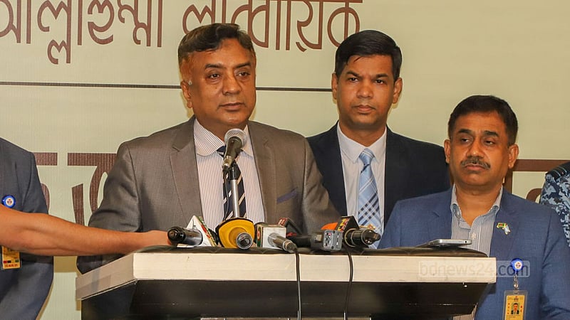 ঢাকায় শাহজালাল আন্তর্জাতিক বিমানবন্দরে রোববার সন্ধ্যায় হাজিদের অভ্যর্থনা জানান বেসামরিক বিমান চলাচল কর্তৃপক্ষের চেয়ারম্যান এয়ার ভাইস মার্শাল এম মফিদুর রহমান।