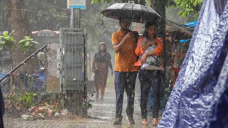 শ্রাবণের মাঝামাঝিতে বুধবার দুপুরে মিরপুরে হঠাৎ বৃষ্টি নামে, তার মধ্যেই ছাতা হাতে গন্তব্যে তরুণ-তরুণী। ছবি: আসিফ মাহমুদ অভি