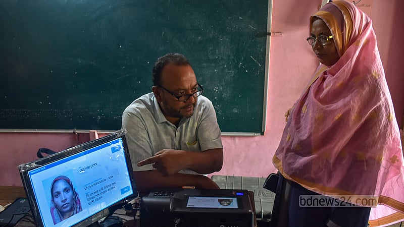 নতুন জনপ্রতিনিধি বেছে নিতে রোববার চট্টগ্রাম-১০ আসনে উপনির্বাচনে পূর্ব টাইগারপাস সরকারি প্রাথমিক বিদ্যালয় কেন্দ্রে ভোট দিচ্ছেন এক নারী।&amp;nbsp;ছবি: সুমন বাবু