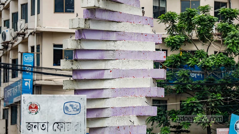 মতিঝিলের দিলকুশায় জনতা ব্যাংক চত্বরে জনতা ফোয়ারার চারপাশ পরিষ্কার থাকলেও ফোয়ারার স্থাপত্যটির সৌন্দর্য নষ্ট হয়ে গেছে। ফোয়ারার&amp;nbsp; স্থাপত্যটির রঙ নষ্ট হয়ে গেছে, কোথাও কোথাও রঙ উঠে পুরনো রঙ বেরিয়ে এসেছে।&amp;nbsp;ছবি: মাহমুদ জামান অভি