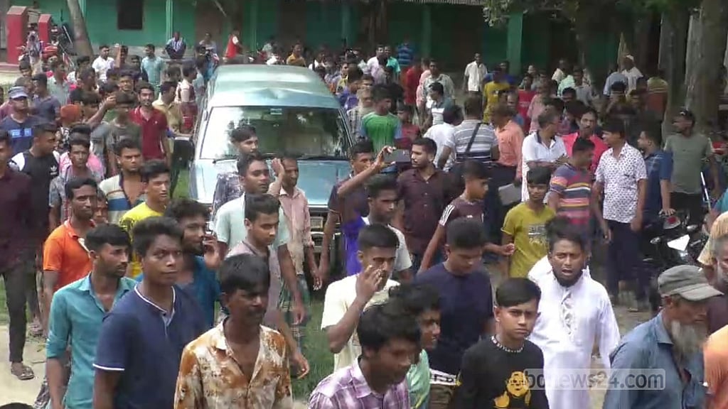 নওগাঁয় ‘আপত্তিকর’ ভিডিও: শিক্ষিকা ও প্রধান শিক্ষক বরখাস্ত