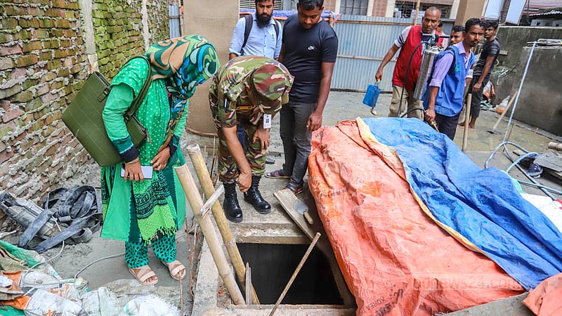 ডেঙ্গুর প্রকোপ বাড়তে থাকায় রোববার মিরপুর মাজার রোড এলাকার নির্মাণাধীন ভবনে মশক নিধনে অভিযান চালায় ঢাকা উত্তর সিটি করপোরেশনের ভ্রাম্যমাণ আদালত। ছবি: আসিফ মাহমুদ অভি