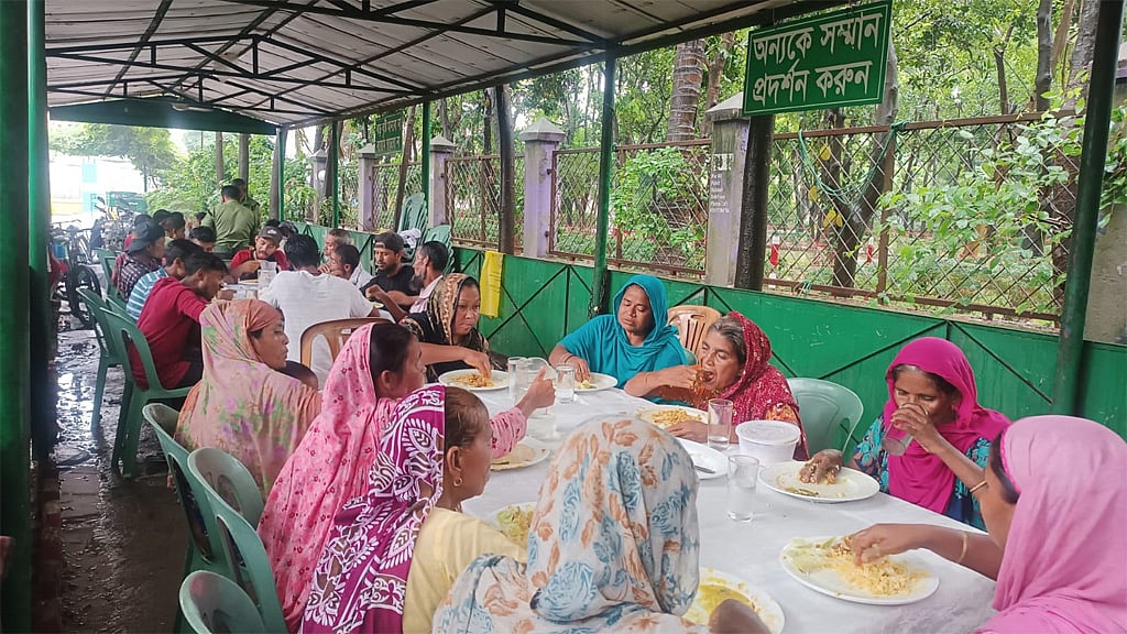 পরিচ্ছন্নতা কর্মীদের ‘ভুঁড়িভোজ’ করাল ঢাকা উত্তর সিটি