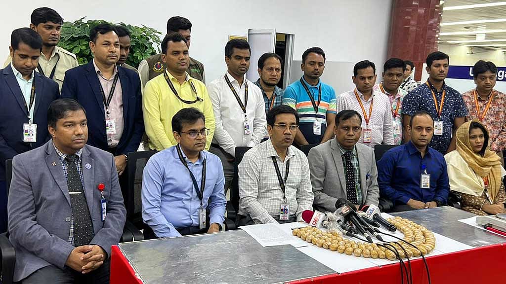 এমিরেটসের দুই ফ্লাইটে এল ৩১ কেজি সোনা, গ্রেপ্তার ৩