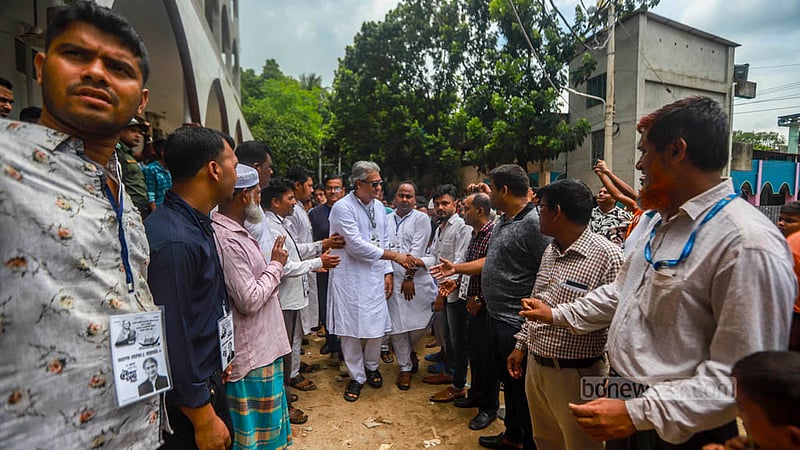 আওয়ামী লীগের প্রার্থী মোহম্মদ আলী আরাফাত সোমবার&amp;nbsp; বিভিন্ন কেন্দ্র ঘুরে দেখেন।&amp;nbsp;ছবি: তাওহীদুজ্জামান তপু