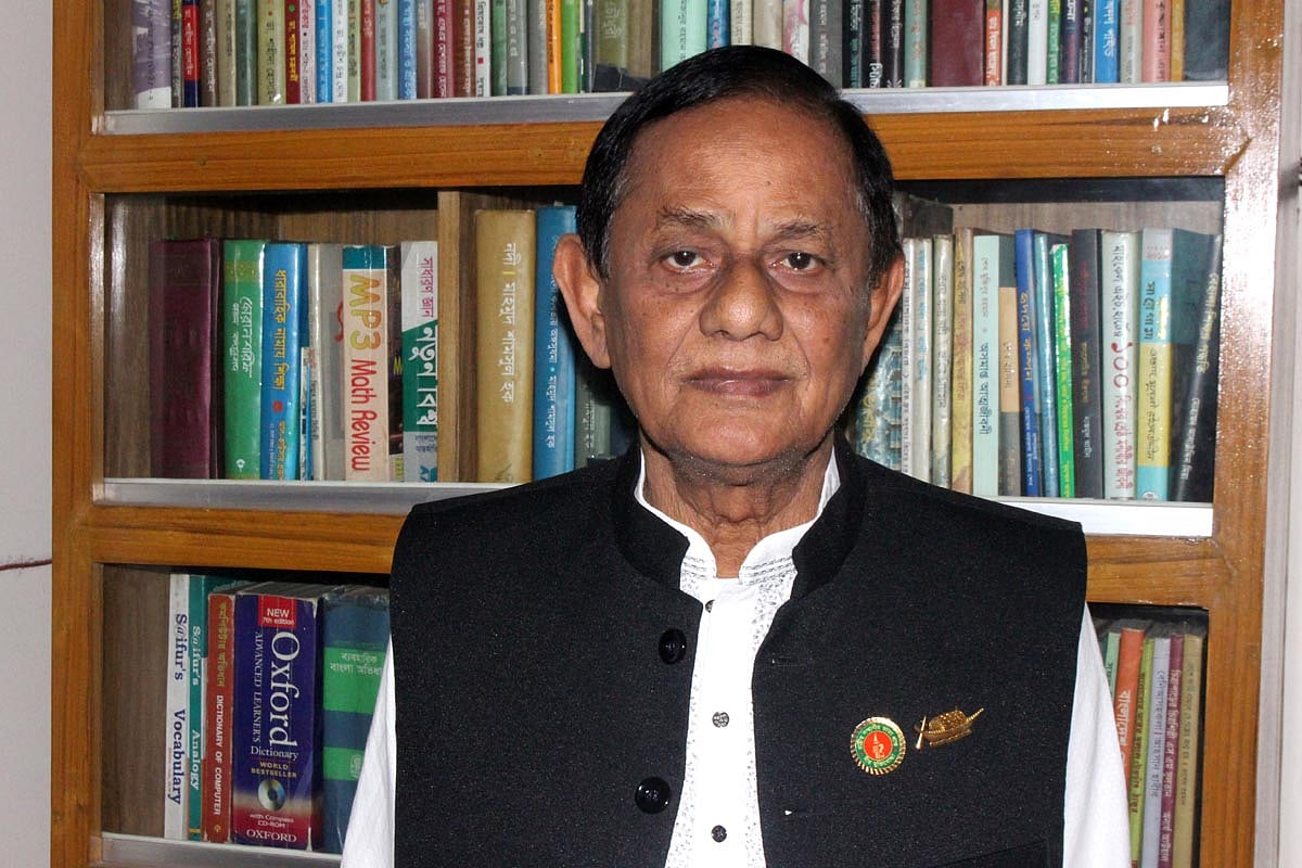 যুদ্ধদিনের গদ্য-১২: একদিনও যে রাজাকার ছিল সে মুক্তিযোদ্ধা হতে পারে না