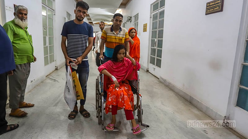 নরসিংদী মাধবদীর সুমনা আক্তার পাঁচ দিন ধরে জ্বর নিয়ে রোববার চিকিৎসার নিতে ঢাকার হলি ফ্যামিলি রেড ক্রিসেন্ট হাসপাতালে ভর্তি হন। ছবি: আসিফ মাহমুদ অভি