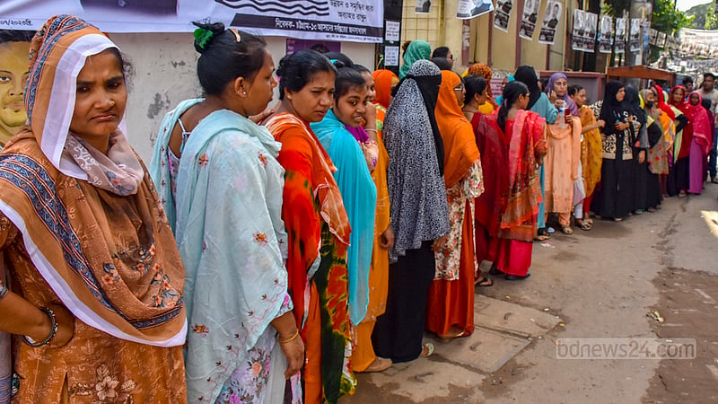 নতুন প্রতিনিধি বেছে নিতে চট্টগ্রাম-১০ আসনের উপনির্বাচনে রোববার লালখান বাজার সরকারি প্রাথমিক বিদ্যালয় কেন্দ্রের বাইরে ভোট দিতে আসা নারীদের লাইন।&amp;nbsp;ছবি: সুমন বাবু