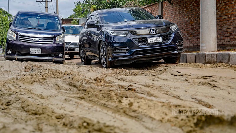 ঢাকার হাতিরঝিলের রামপুরা অংশ থেকে মগবাজার পর্যন্ত সার্ভিস লেন কেটে চলছে ভূগর্ভস্থ কেবল বসানোর কাজ। খোঁড়াখুঁড়িতে বেহাল সড়কেই চলছে যানবাহন।&amp;nbsp;ছবি: মাহমুদ জামান অভি