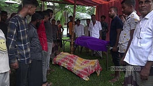নাটোরে বিদ্যুৎস্পৃষ্ট হয়ে বাবা-ছেলের মৃত্যু