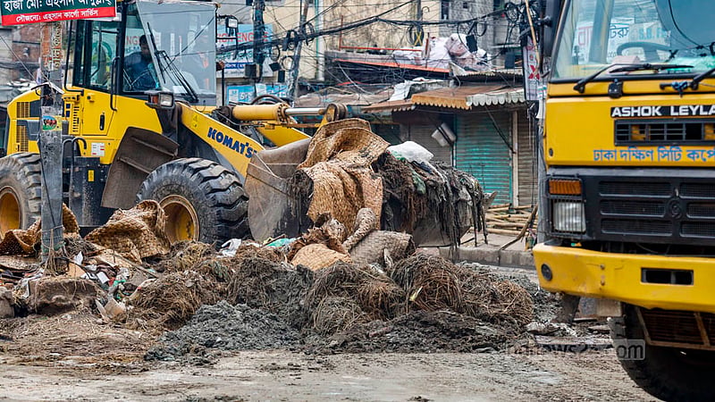 পুরান ঢাকার জনসন রোডে হয়ে ধোলাইখাল রাস্তার ওপর বসা কোরবানির পশুর হাটের বর্জ্য শনিবারও অপসারণ করে ঢাকা দক্ষিণ সিটি করপোরেশন।&amp;nbsp;ছবি: মাহমুদ জামান অভি