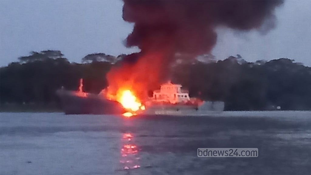 ঝালকাঠির সেই তেলবাহী জাহাজে আবার বিস্ফোরণ-আগুন, আহত ১৪