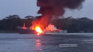 ঝালকাঠির সেই তেলবাহী জাহাজে আবার বিস্ফোরণ-আগুন, আহত ১৪