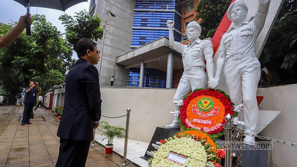হলি আর্টিজান বেকারিতে জঙ্গি হামলায় নিহতদের মধ্যে একজন ছিলেন ভারতীয় নাগরিক। সেই হামলার বার্ষিকীতে ভারতীয় হাই কমিশনার প্রণয় কুমার ভার্মা শনিবার নিহতদের প্রতি শ্রদ্ধা নিবেদন করেন। ছবি: আসিফ মাহমুদ অভি