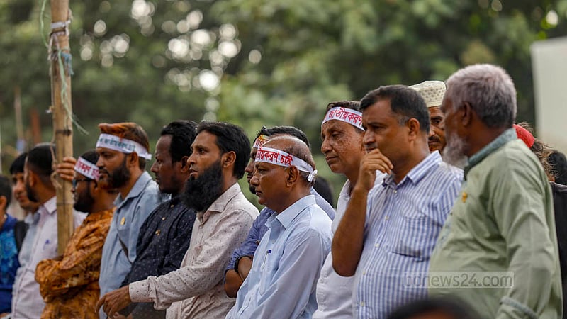 জাতীয় প্রেস ক্লাবের সামনে একটি সড়ক অবরোধ করে বৃহস্পতিবার অবস্থান কর্মসূচিতে শিক্ষকরা।&amp;nbsp;ছবি: মাহমুদ জামান অভি