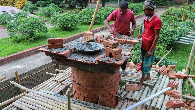 ঢাকা গেইট নতুন করে পুরনো আদল দেওয়ার সংস্কার কাজ চলছে। ছবি: আসিফ মাহমুদ অভি