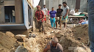 সাভারে অবৈধ গ্যাস সংযোগ: দিনে পড়ে কাটা, আবার রাতেই জ্বলে চুলা