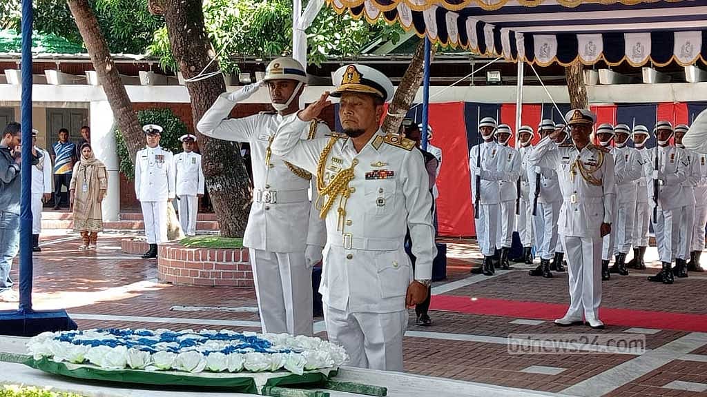 বঙ্গবন্ধুর সমাধিতে নৌবাহিনীর নতুন প্রধানের শ্রদ্ধা