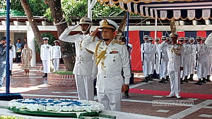 বঙ্গবন্ধুর সমাধিতে নৌবাহিনীর নতুন প্রধানের শ্রদ্ধা