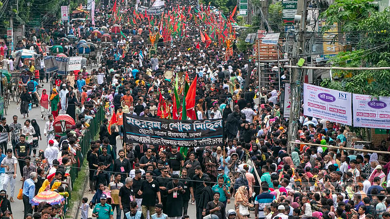 আশুরা উপলক্ষে শনিবার পুরান ঢাকার হোসাইনী দালান থেকে বের করা হয় তাজিয়া মিছিল।&amp;nbsp;ছবি: শামীম-উস-সালেহীন