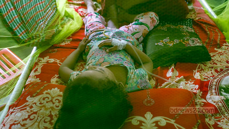 ঢাকা শিশু হাসপাতালে মশারির ভেতরে রেখে চিকিৎসা দেওয়া হচ্ছে ডেঙ্গু আক্রান্ত শিশুদের।&amp;nbsp;ছবি: মাহমুদ জামান অভি