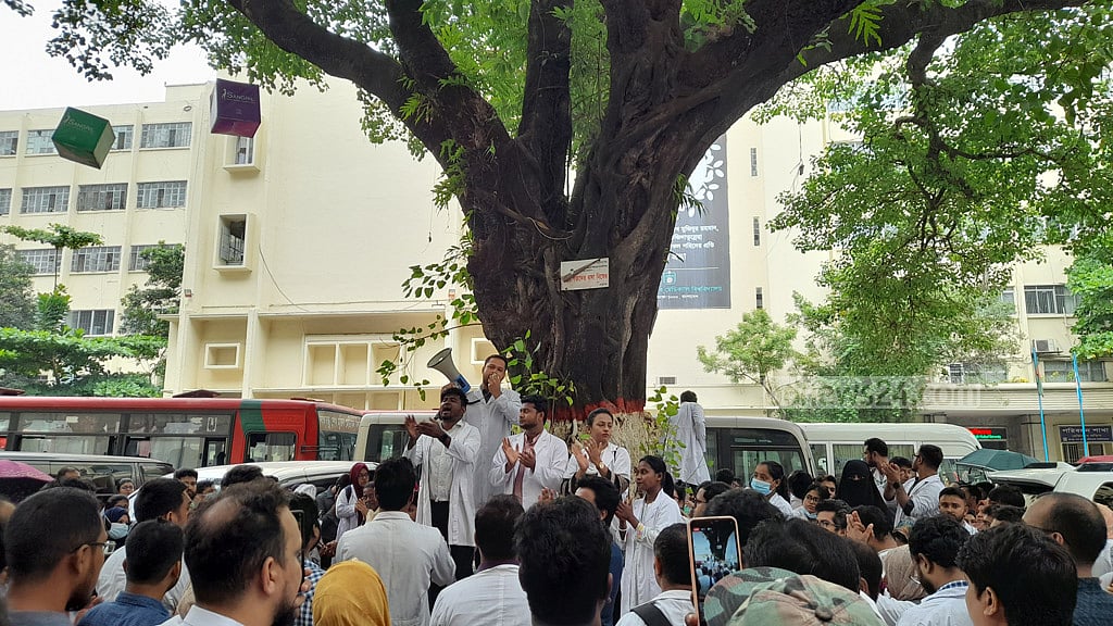ভাতা বৃদ্ধির দাবিতে পোস্টগ্র্যাজুয়েট চিকিৎসকদের বিক্ষোভ
