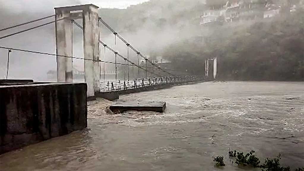 প্রবল বৃষ্টি: ভারতের হিমাচল ও উত্তরাখণ্ডে রেড অ্যালার্ট
