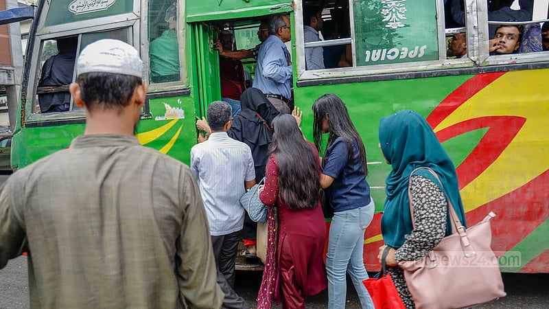 ঢাকার শাহবাগে বৃহস্পতিবার বিকালে ভিড়ের মধ্যে বাসে উঠতে বেগ পেতে হয় নারীদের।&amp;nbsp;ছবি: মাহমুদ জামান অভি