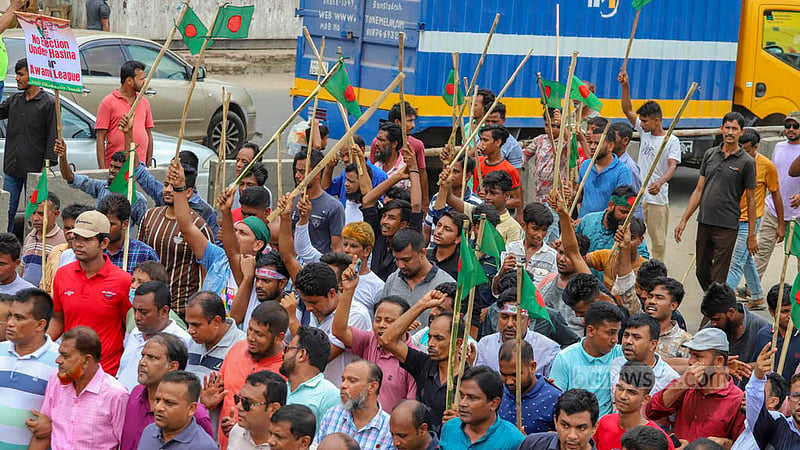 সরকার পতনের ‘এক দফা’ আন্দোলনে দ্বিতীয় দিনের পদযাত্রা কর্মসূচিতে অংশ নেওয়া নেতাকর্মীদের বাঁশ ও লাঠিতে বাঁধা ছিল জাতীয় পতাকা। ছবি: আসিফ মাহমুদ অভি