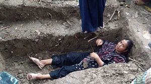 বরিশালে জমি নিয়ে বিরোধে কবরে শুয়ে শাশুড়ির দাফনে বাধা পুত্রবধূর