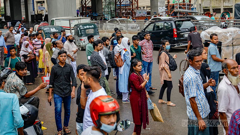ঢাকার শাহবাগে বৃহস্পতিবার বিকালে বাসের অপেক্ষায় যাত্রীরা।&amp;nbsp;ছবি: মাহমুদ জামান অভি