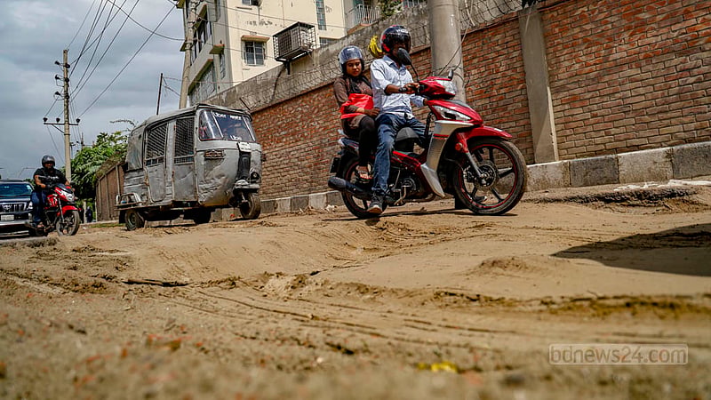 রামপুরা থেকে গুলশান এক নম্বরে যাওয়ার জন্য ব্যবহার হয় হাতিরঝিলের এই সার্ভিস লেন। প্রায় ছয় মাসের বেশি সময় ধরে বিদ্যুতের কেবল বসানো শেষে রাস্তাটি খুলে দেওয়া হলেও যানবাহন চলার মতো অবস্থায় নেই এটি।&amp;nbsp;ছবি: মাহমুদ জামান অভি