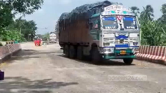 ভোমরা স্থলবন্দর দিয়ে এল ৬ ট্রাক কাঁচামরিচ