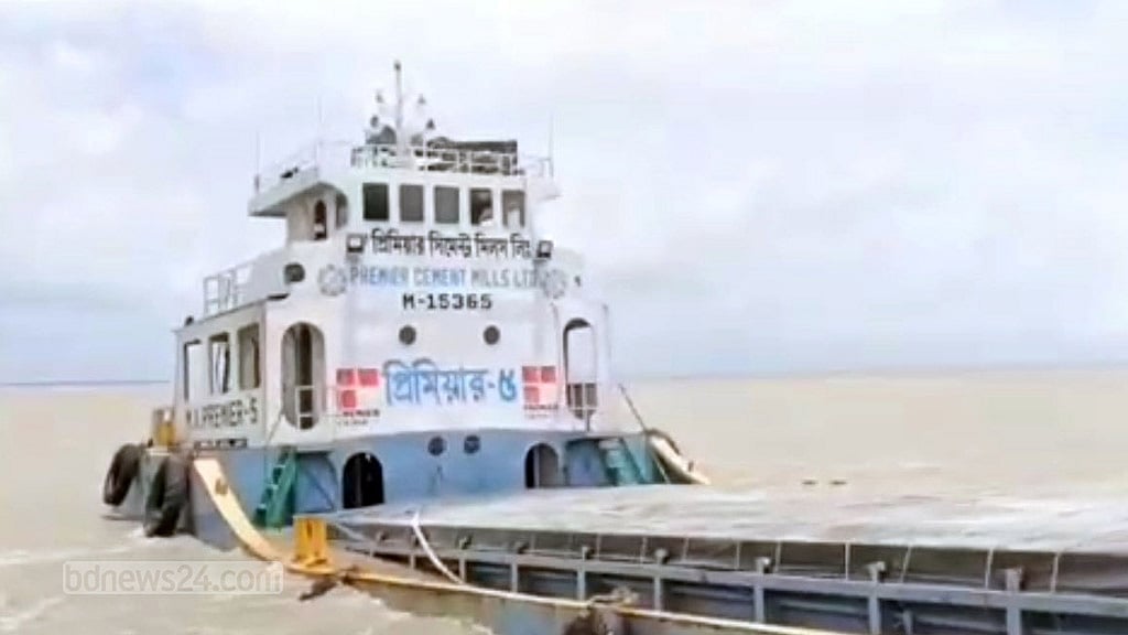 বরিশালে মেঘনায় তলা ফেটে ডুবল ক্লিংকারবাহী কার্গো