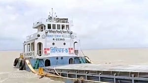 বরিশালে মেঘনায় তলা ফেটে ডুবল ক্লিংকারবাহী কার্গো