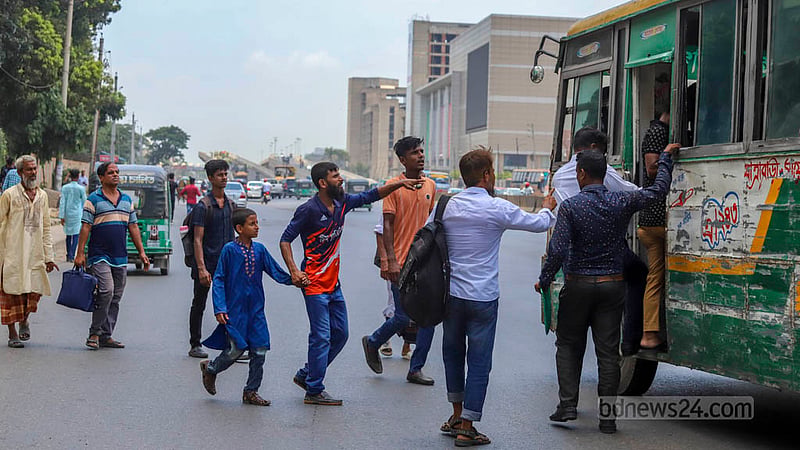 বিএনপির পদযাত্রার কারণে বুধবার বিমানবন্দর সড়কের এক অংশে যান চলাচল কমে যায়। এসময় একটি বাস এলেই তাতে হুড়োহুড়ি করে উঠতে দেখা যায় যাত্রীদের। ছবি: আসিফ মাহমুদ অভি