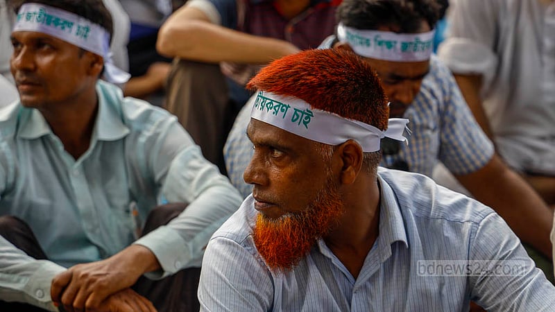 মাধ্যমিক শিক্ষা প্রতিষ্ঠান জাতীয়করণের দাবিতে দেশের বিভিন্ন স্থান থেকে আসা&amp;nbsp; শিক্ষকরা জাতীয় প্রেস ক্লাবের সামনে অবস্থান কর্মসূচি পালন করছেন।&amp;nbsp;ছবি: মাহমুদ জামান অভি