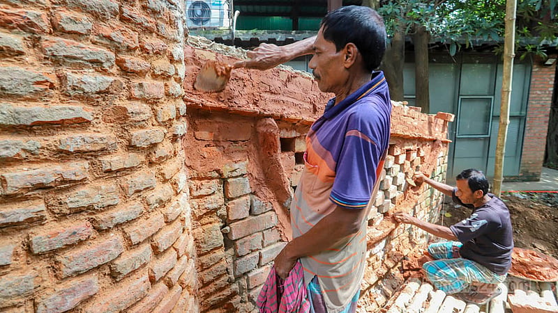 ঢাকা গেইট নতুন করে পুরনো আদল দেওয়ার সংস্কার কাজ চলছে। ছবি: আসিফ মাহমুদ অভি