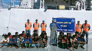 ইঞ্জিন বিকল হয়ে সাগরে ভাসছিল ট্রলার, ৩ দিন পর ১৮ জেলে উদ্ধার