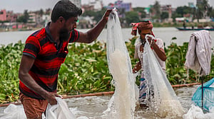 বুড়িগঙ্গার পানিতে পলিথিন পরিষ্কার