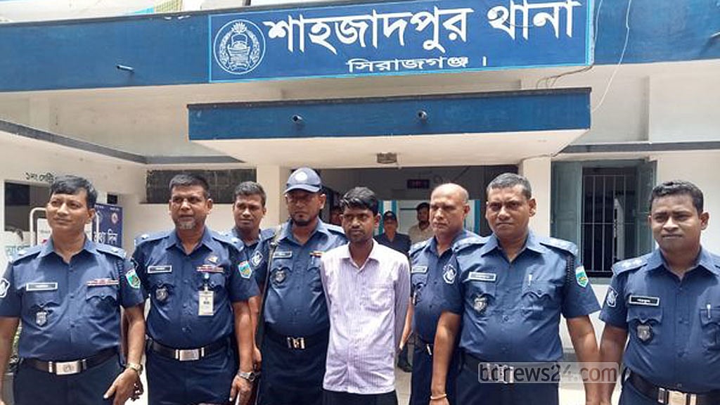 সিরাজগঞ্জে ‘৫ কোটি’ টাকা নিয়ে লাপাত্তা ব্যাংকের পিয়ন গ্রেপ্তার