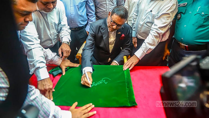 মতিঝিলের পথে মেট্রোরেলের পরীক্ষামূলক যাত্রার জন্য ঢাকার আগারগাঁও স্টেশনে শুক্রবার বিকালে সবুজ পতাকায় সই করেন সড়ক পরিবহন ও সেতুমন্ত্রী ওবায়দুল কাদের।&amp;nbsp;ছবি: তাওহীদুজ্জামান তপু