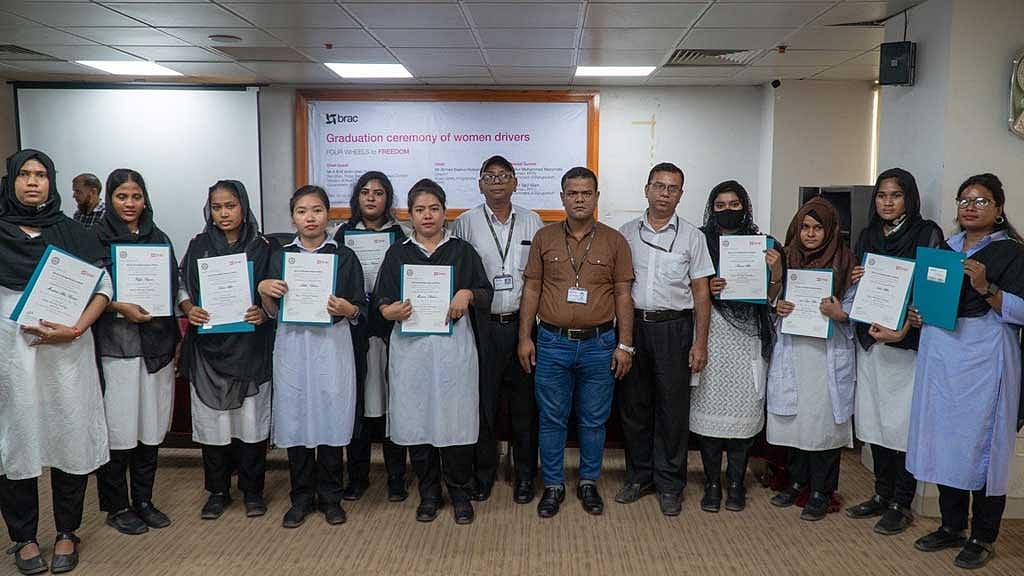ব্র্যাক ড্রাইভিং স্কুলের ১১ নারী পেলেন পেশাদার চালকের সনদ