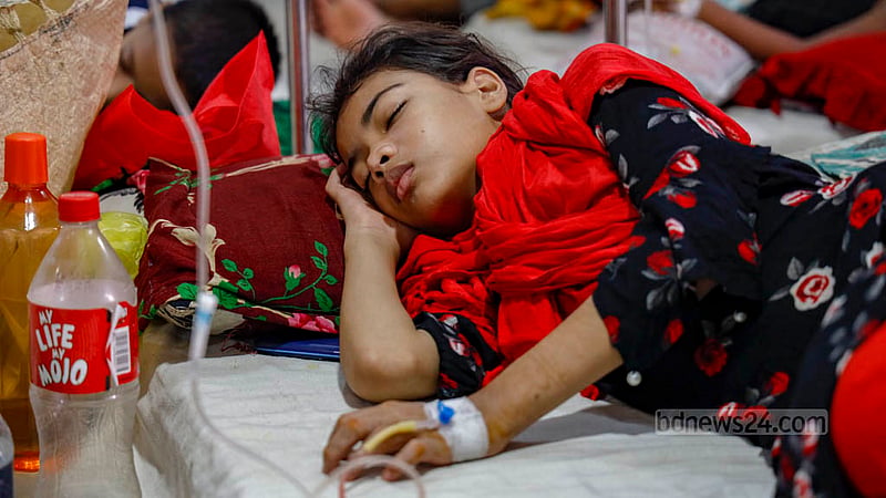 শিশুটির নাম স্বর্ণা, কোরবানির ঈদের আগে অসুস্থ হয় সে। ডেঙ্গুর লক্ষণ বুঝতে পেরে রোববার তাকে মুগদা মেডিকেলে ভর্তি করে পরিবার।&amp;nbsp;ছবি: মাহমুদ জামান অভি