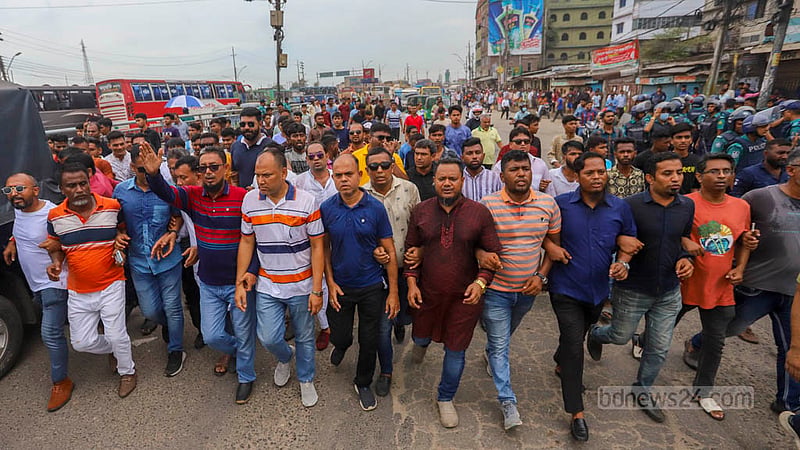 বিএনপির অবস্থান কর্মসূচির পাল্টায় শনিবার গাবতলীতে আওয়ামী লীগের নেতা-কর্মীদের মহড়া।&amp;nbsp;ছবি: আসিফ মাহমুদ অভি